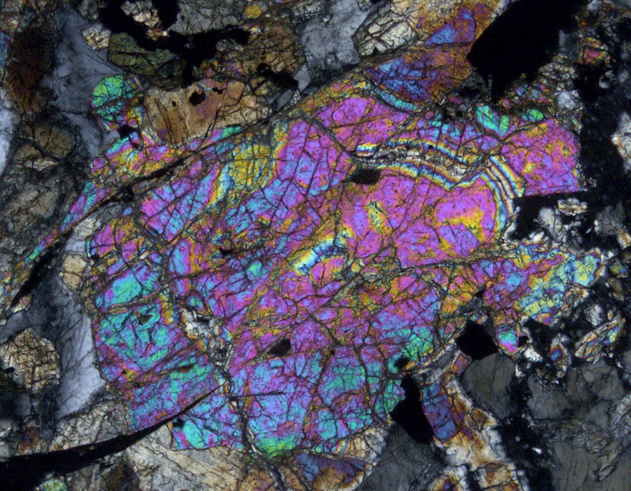 Vivid high interference colours in olivine